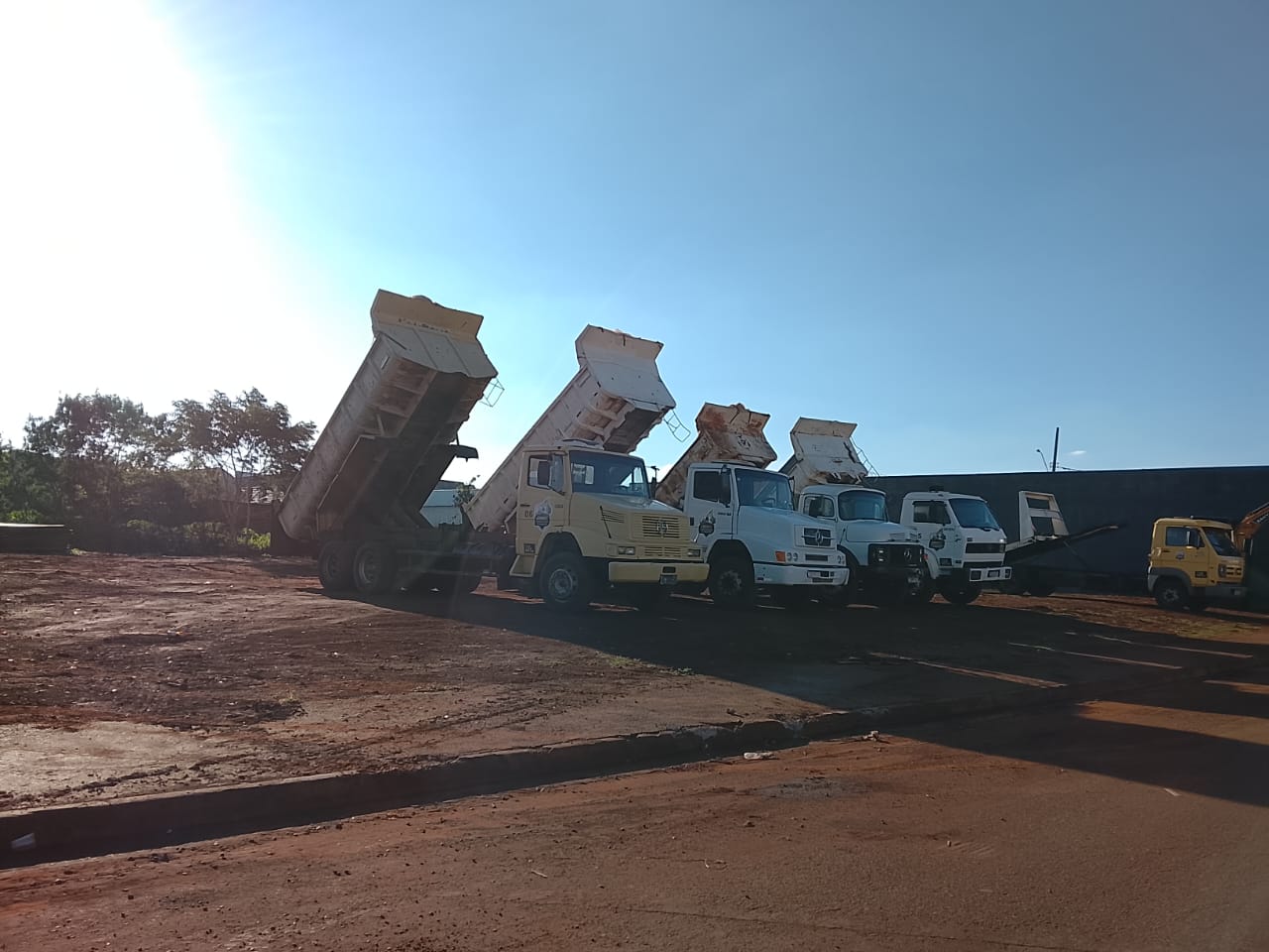 Caminhões basculante com caçamba erguida